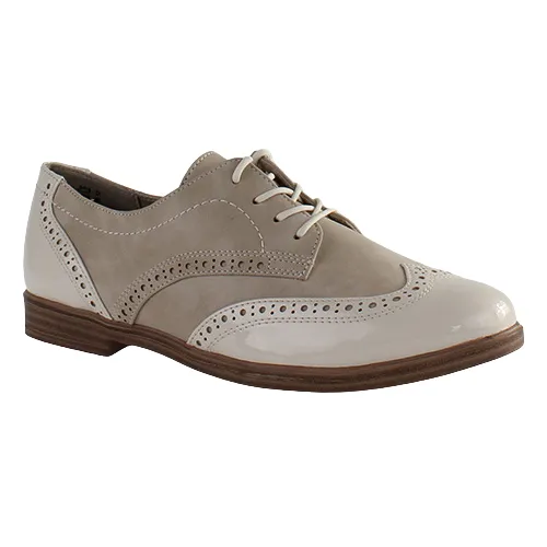 Jana Brogues - 23260-42 - Cream Patent