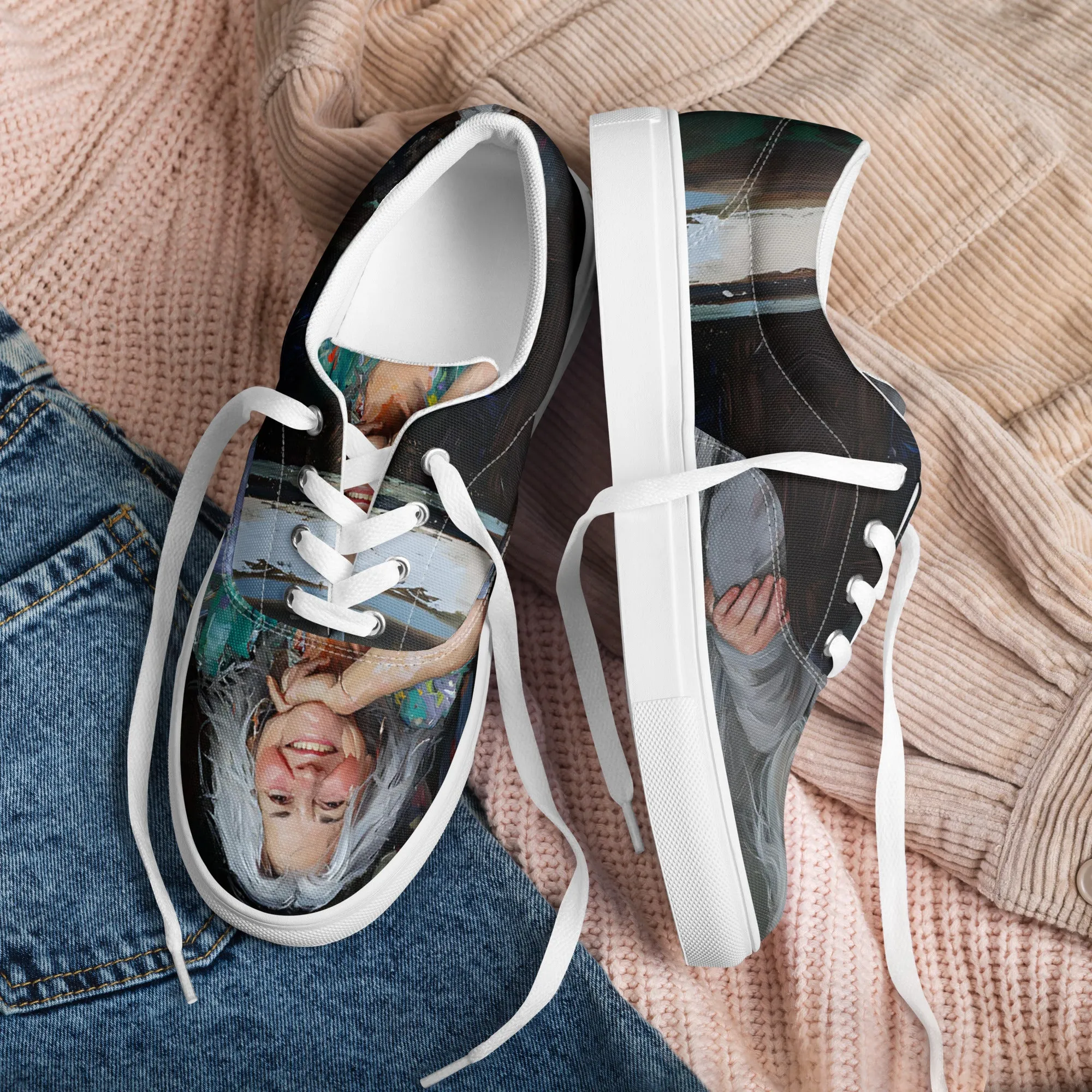 Women’s lace-up canvas shoes